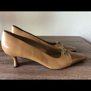STUART WEITZMAN TAN BRONZE POINT TOE HEEL SZ 9.5N